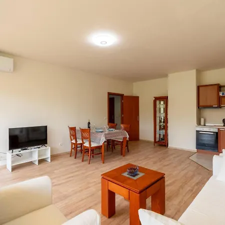 Spacious In Golden Sands Apartament