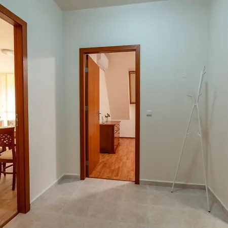 Spacious In Golden Sands Apartment